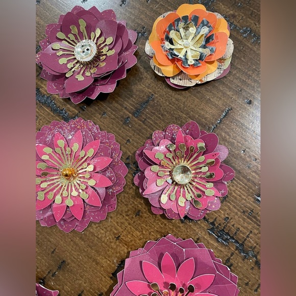 8 Pcs Hand Crafted Paper Flowers for gifts or journaling Walls scrapbooking - Picture 5 of 7